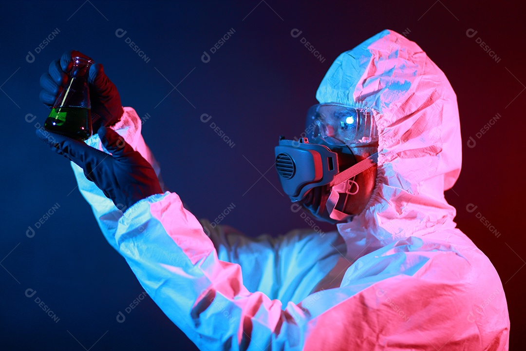 Cientista no vestuário de proteção no laboratório