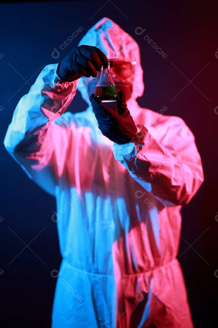 Cientista no vestuário de proteção no laboratório