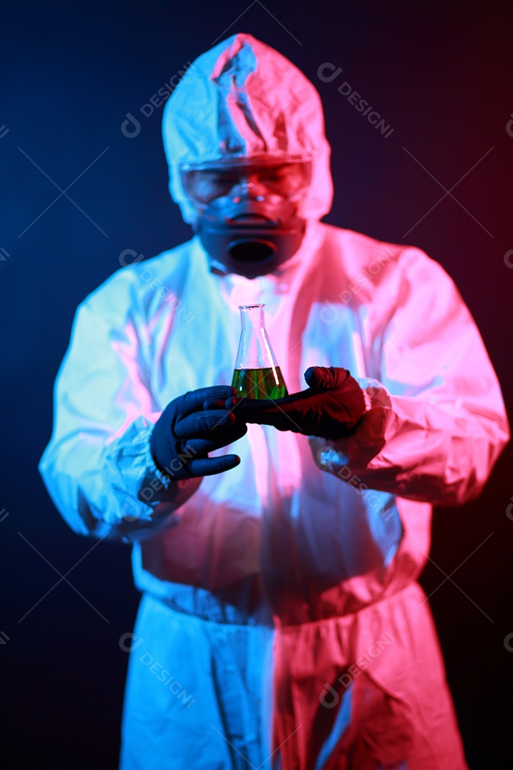 Cientista no vestuário de proteção no laboratório