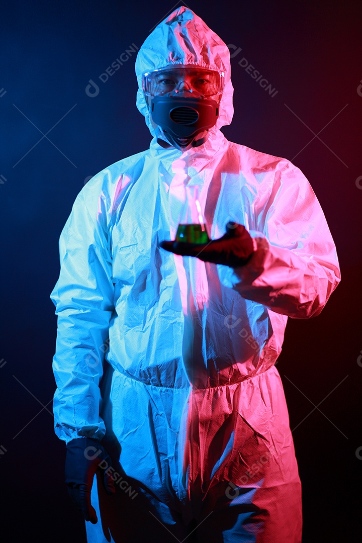 Cientista no vestuário de proteção no laboratório