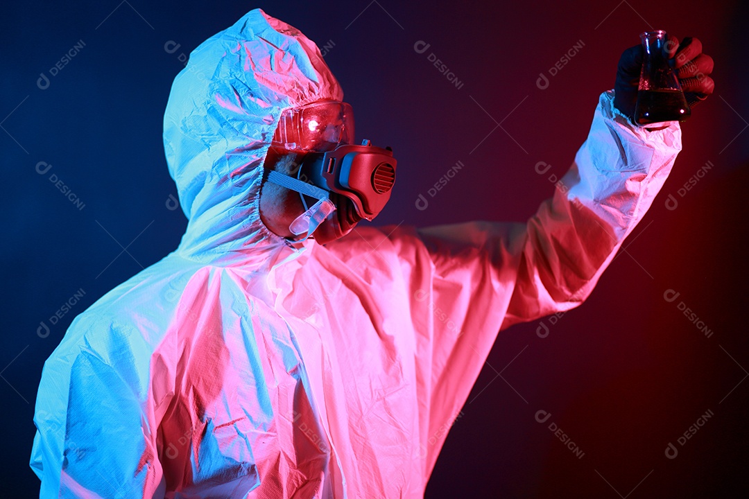 Cientista no vestuário de proteção no laboratório