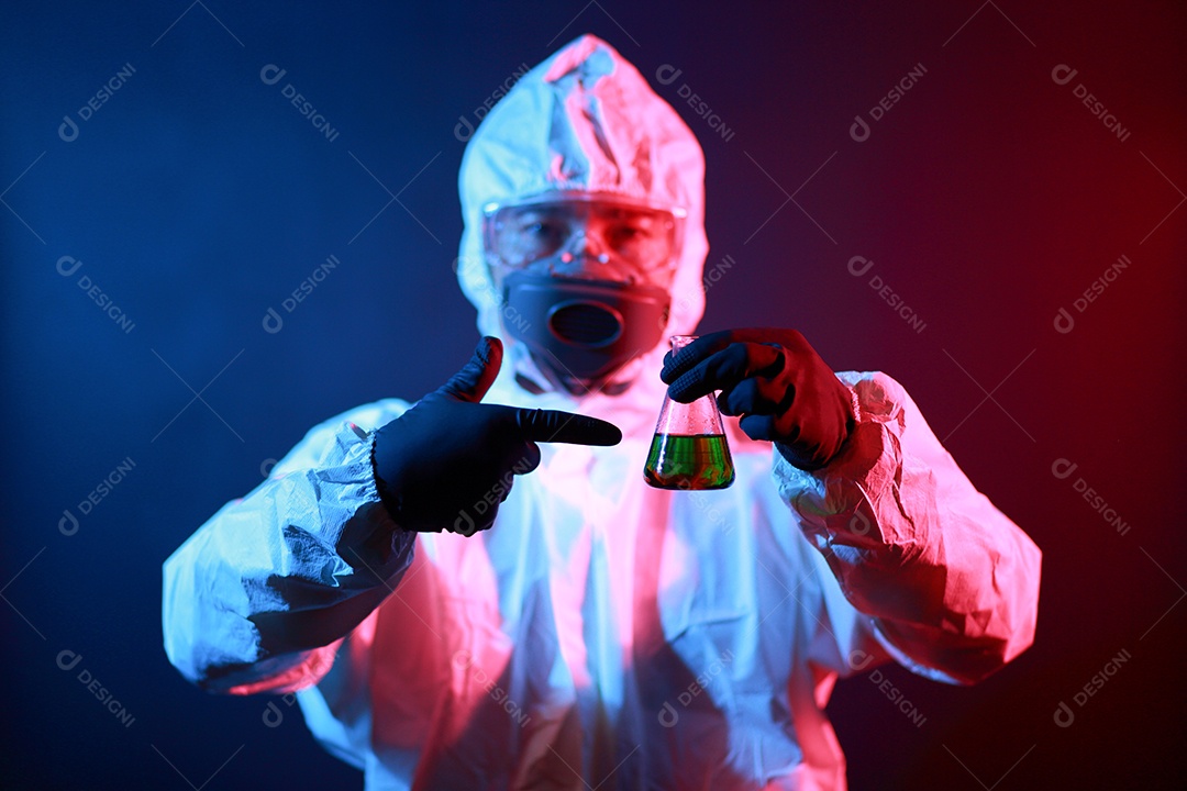 Cientista no vestuário de proteção no laboratório