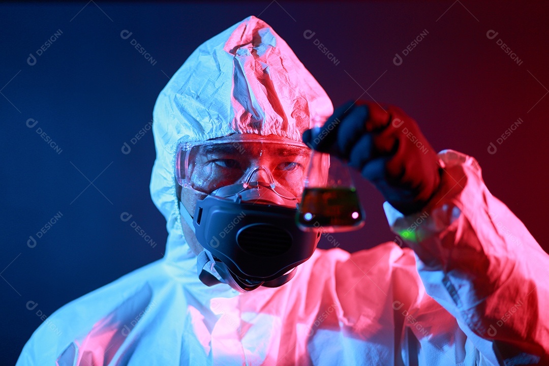 Cientista no vestuário de proteção no laboratório