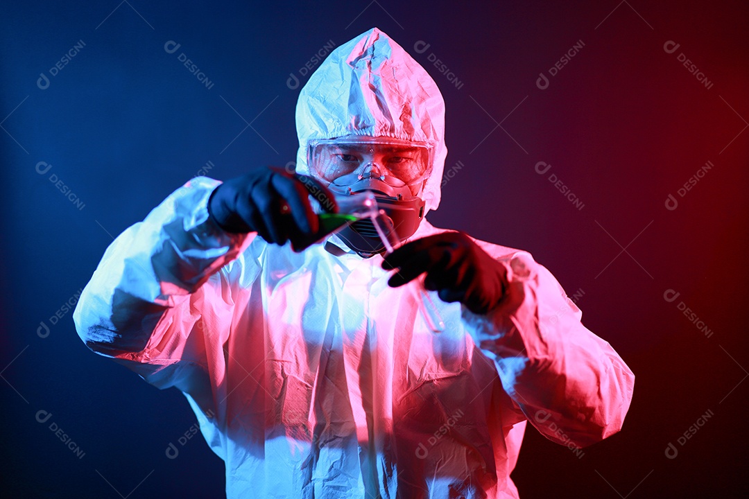 Cientista no vestuário de proteção no laboratório