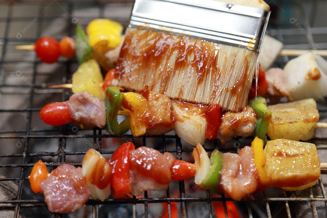 Fechar-se sortidas deliciosas carnes grelhadas com legumes sobre as brasas em um churrasco