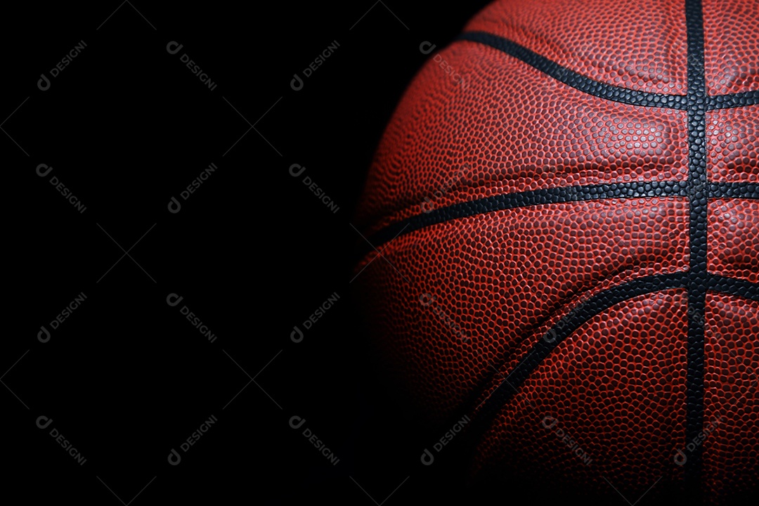 Mãos segurando bolas de basquete no fundo cinza do estúdio. conceito de confronto.