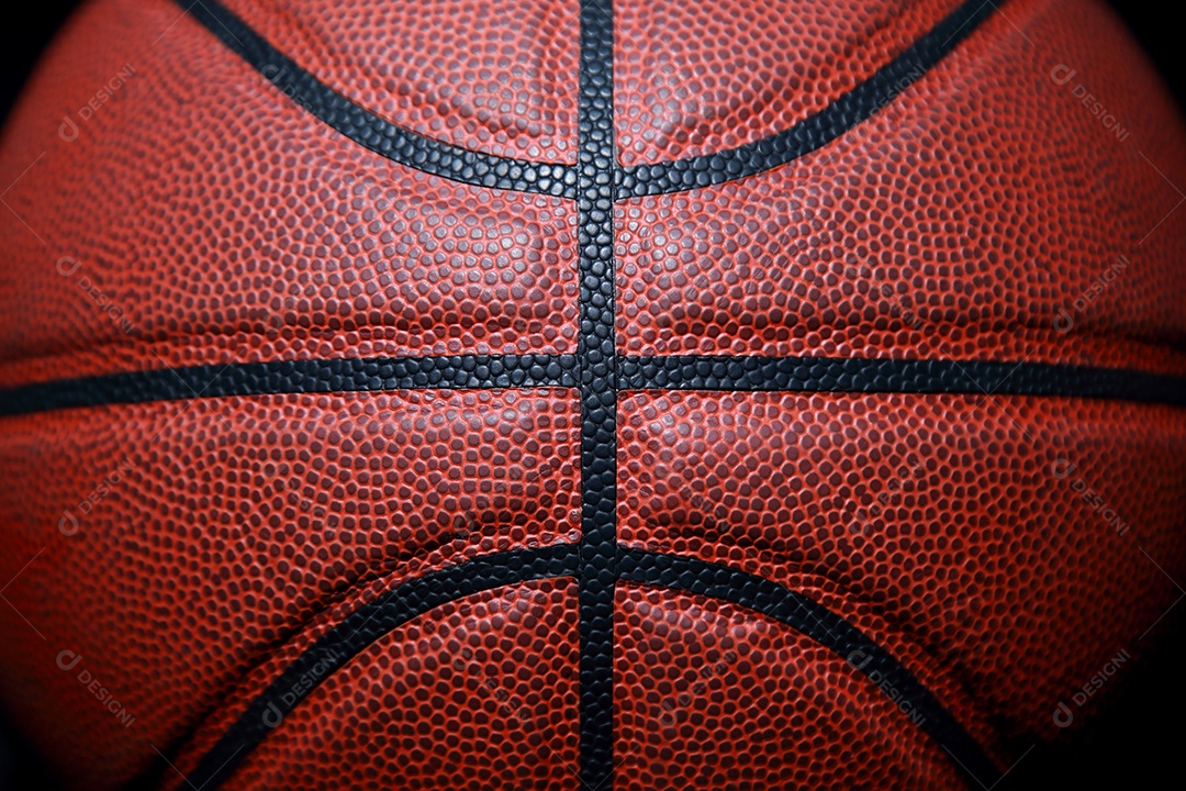 Mãos segurando bolas de basquete no fundo cinza do estúdio. conceito de confronto.