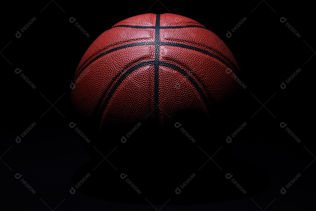 Mãos segurando bolas de basquete no fundo cinza do estúdio. conceito de confronto.