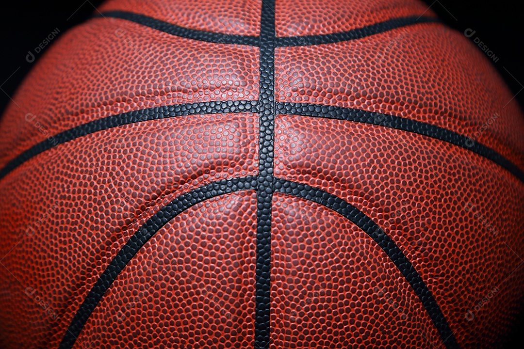 Mãos segurando bolas de basquete no fundo cinza do estúdio. conceito de confronto.