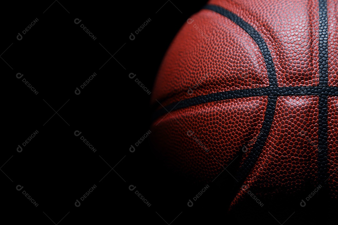 Mãos segurando bolas de basquete no fundo cinza do estúdio. conceito de confronto.