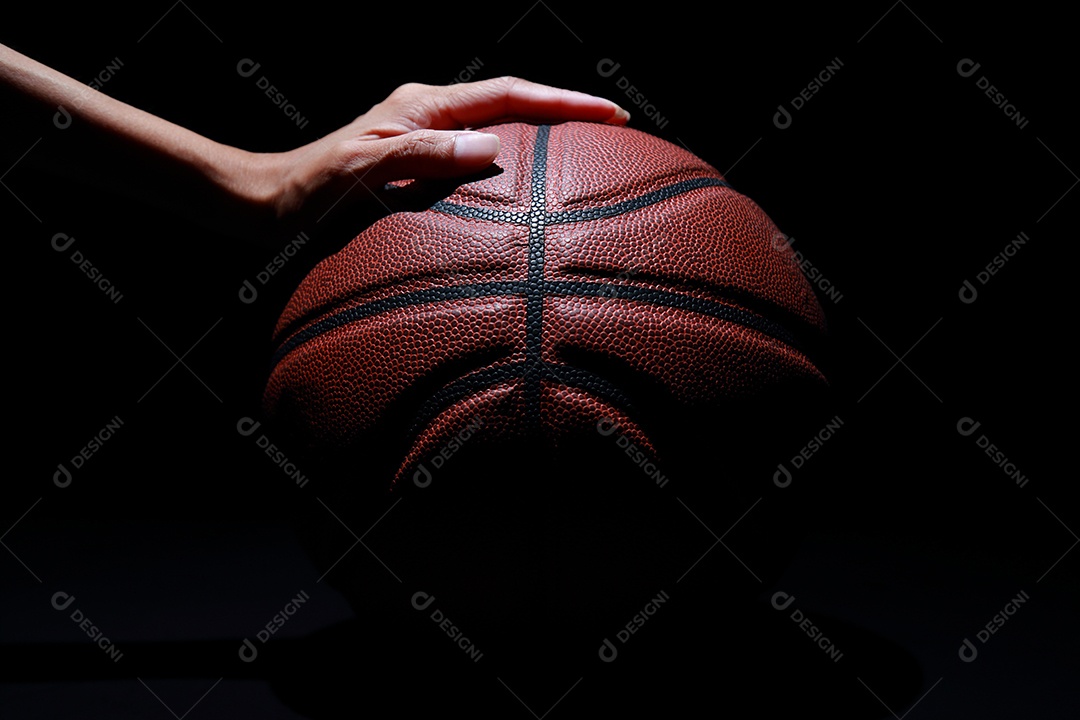 Mãos segurando bolas de basquete no fundo cinza do estúdio. conceito de confronto.