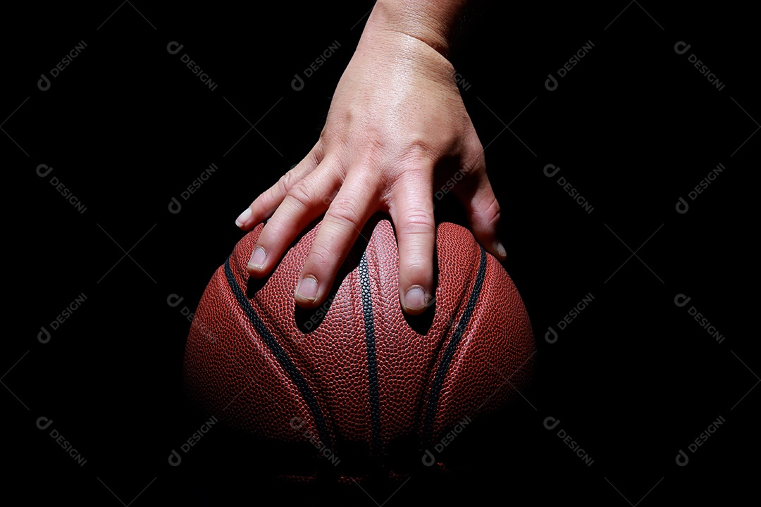 Mãos segurando bolas de basquete no fundo cinza do estúdio. conceito de confronto.