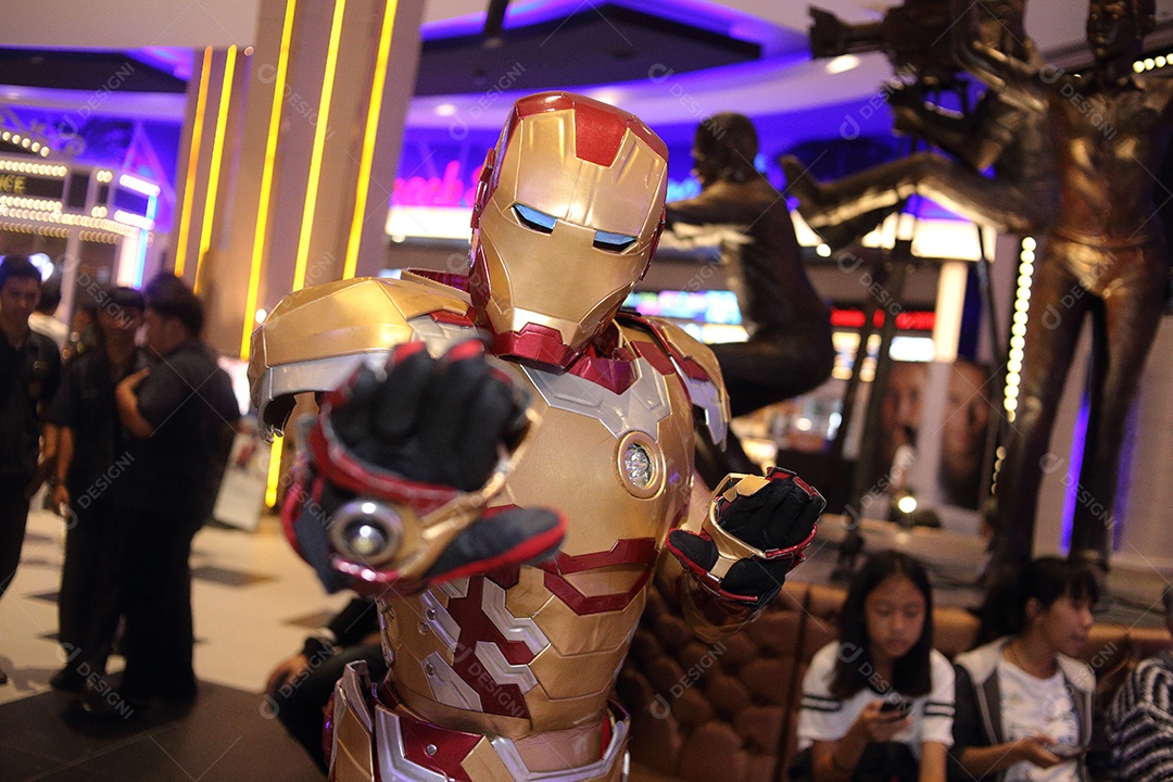 Pessoas não identificadas participantes do teatro juntos intensivamente