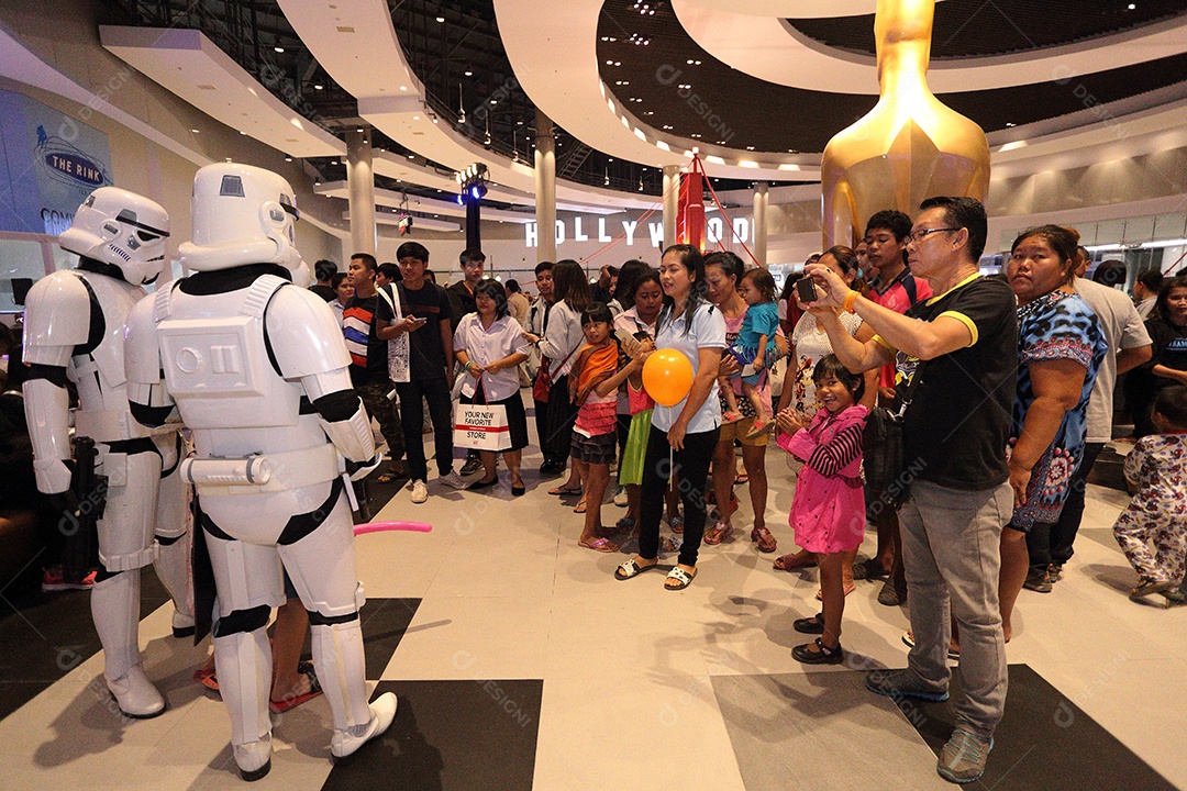 Pessoas não identificadas participantes do teatro juntos intensivamente