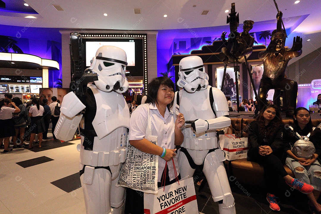 Pessoas não identificadas participantes do teatro juntos intensivamente