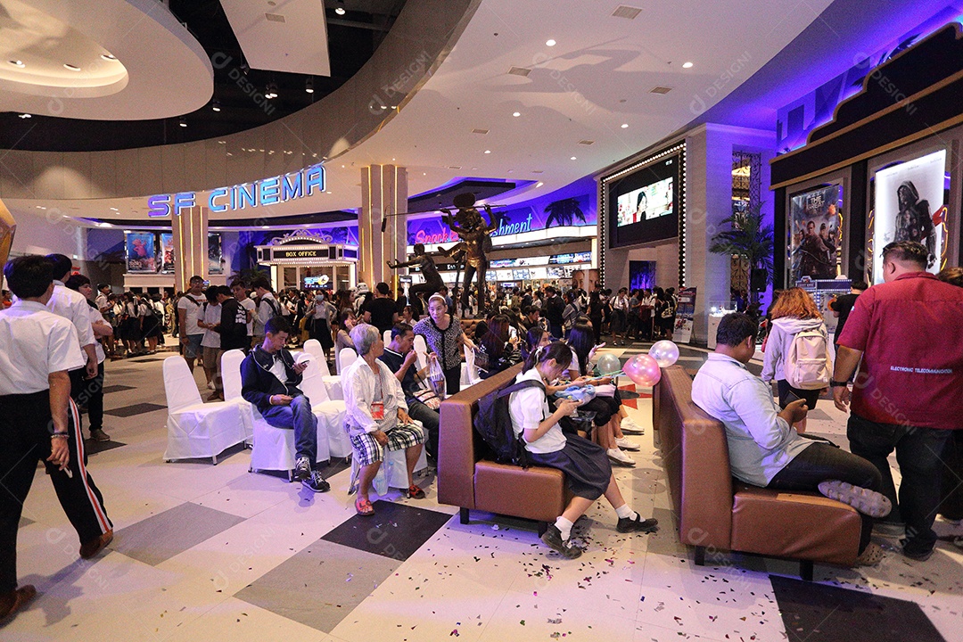 Pessoas não identificadas participantes do teatro juntos intensivamente