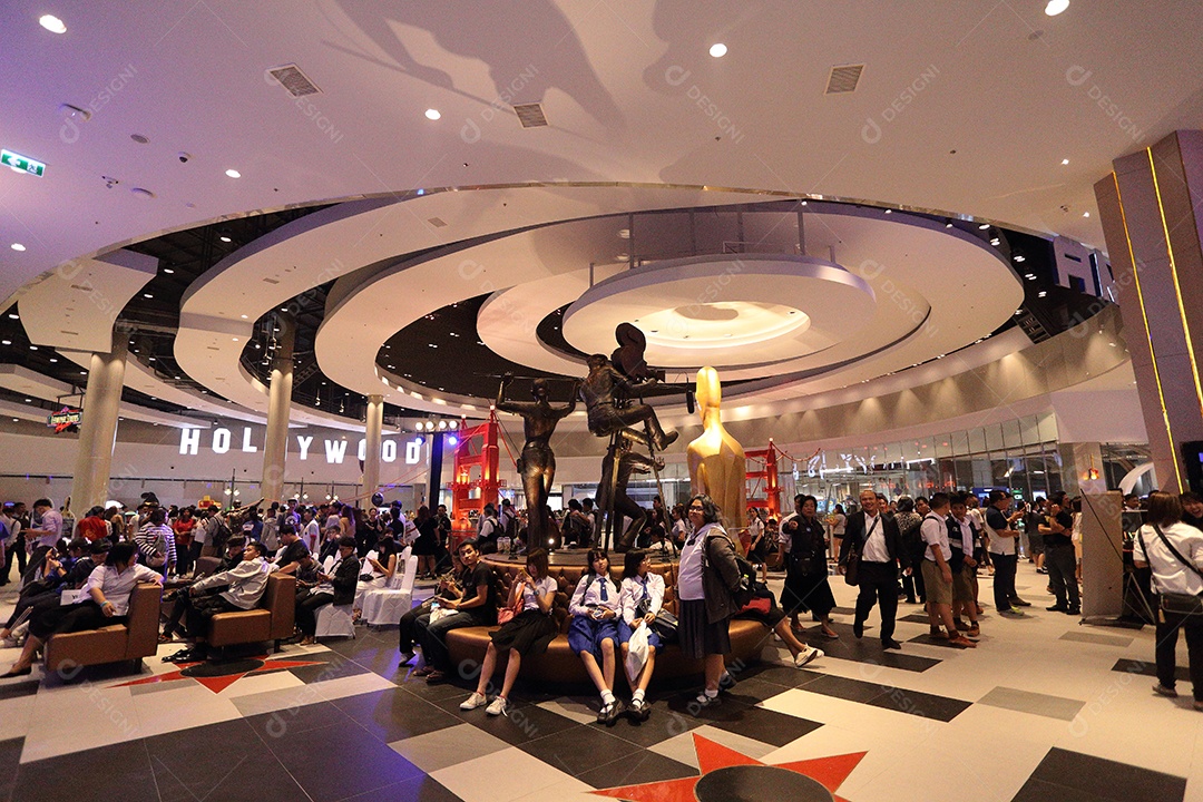 Pessoas não identificadas participantes do teatro juntos intensivamente