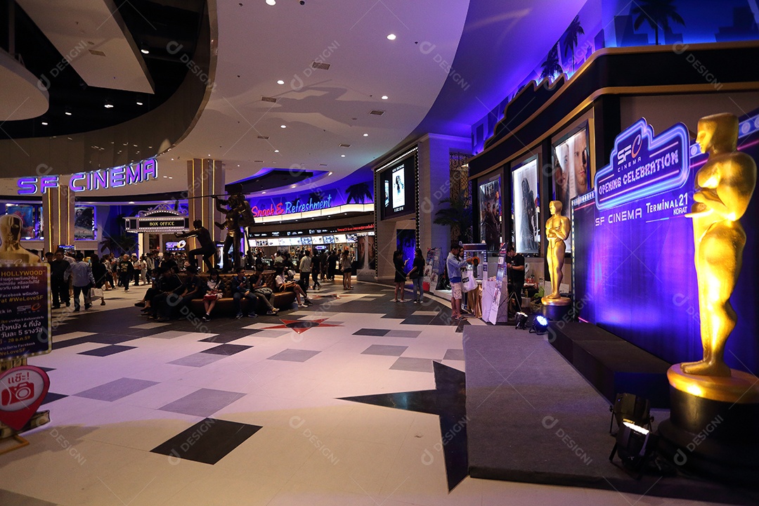 Pessoas não identificadas participantes do teatro juntos intensivamente