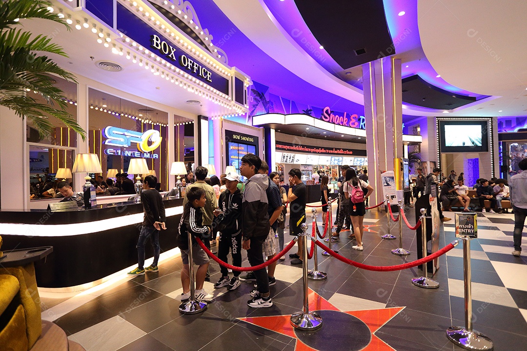 Pessoas não identificadas participantes do teatro juntos intensivamente