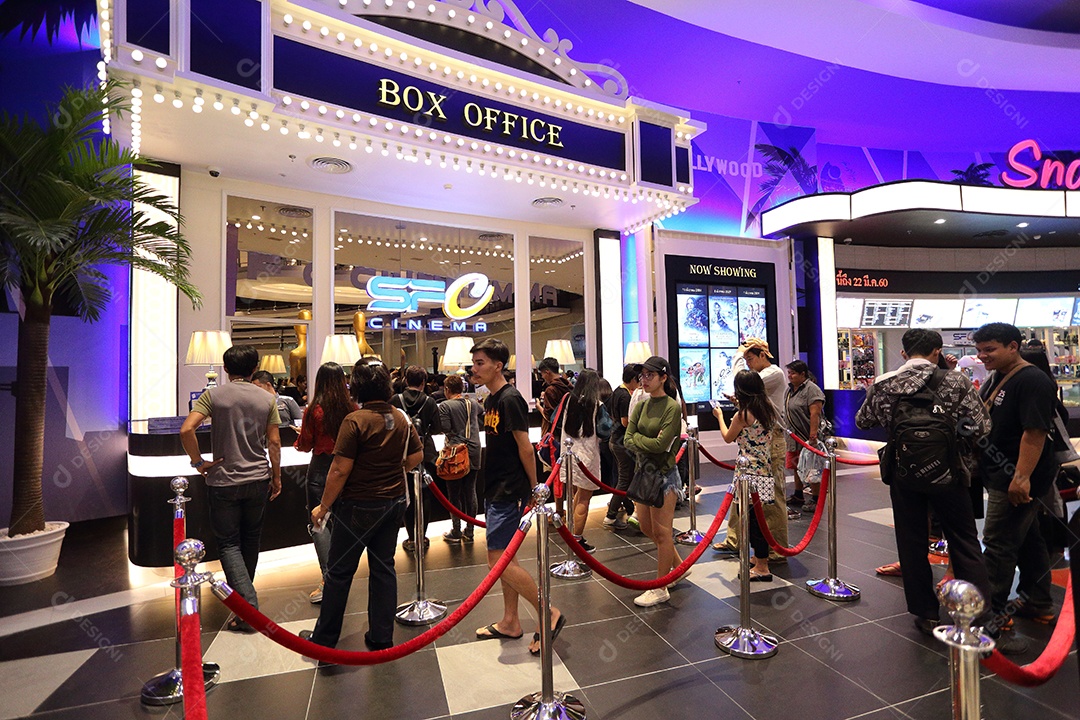 Pessoas não identificadas participantes do teatro juntos intensivamente