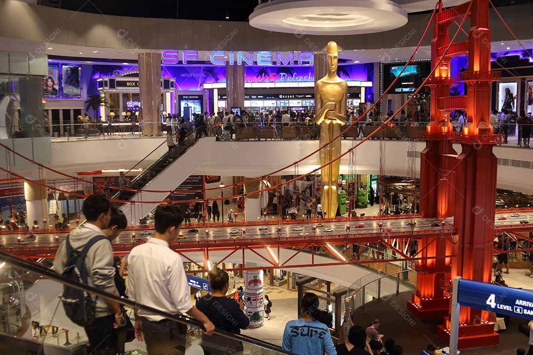 Pessoas não identificadas participantes do teatro juntos intensivamente