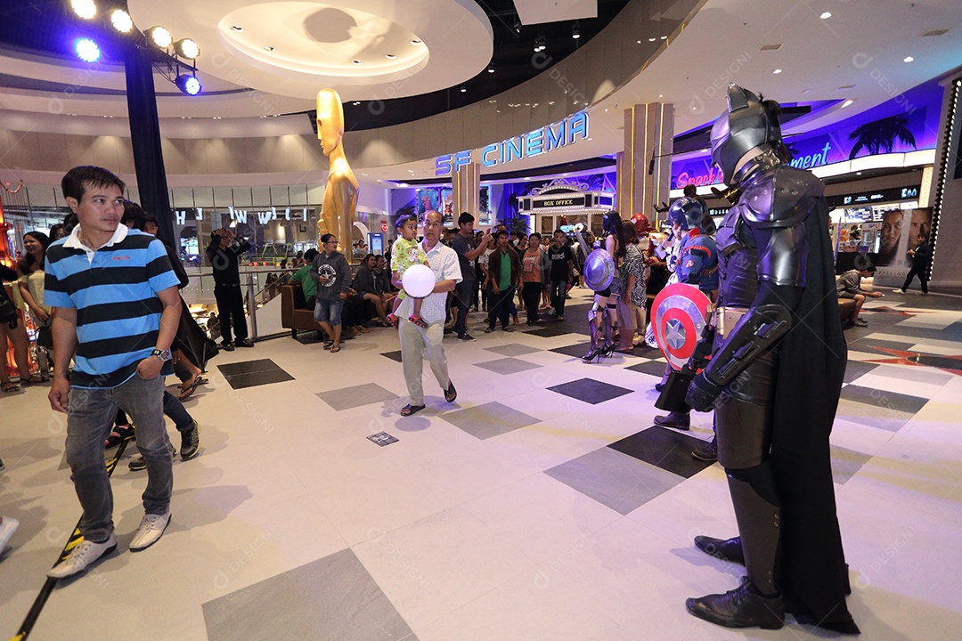 Pessoas não identificadas participantes do teatro juntos intensivamente