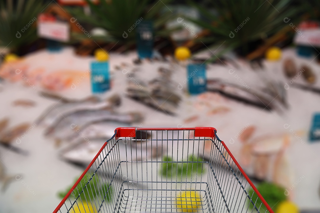 Carrinho nas compras no supermercado.