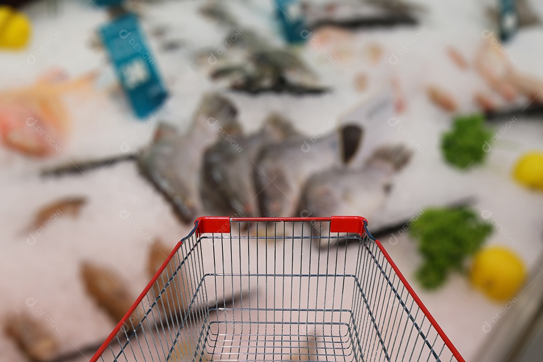 Carrinho nas compras no supermercado.