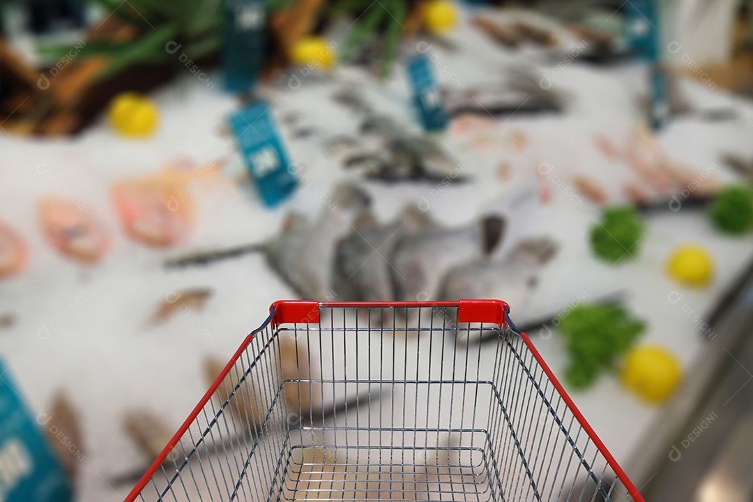 Carrinho nas compras no supermercado.