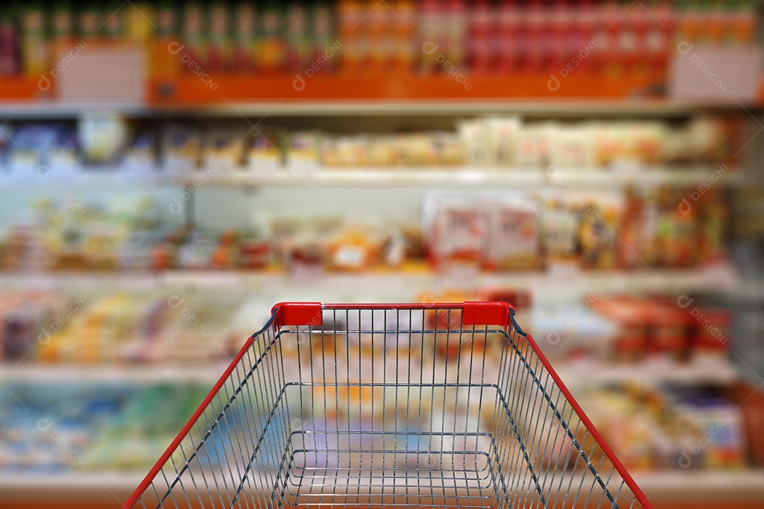 Carrinho nas compras no supermercado.