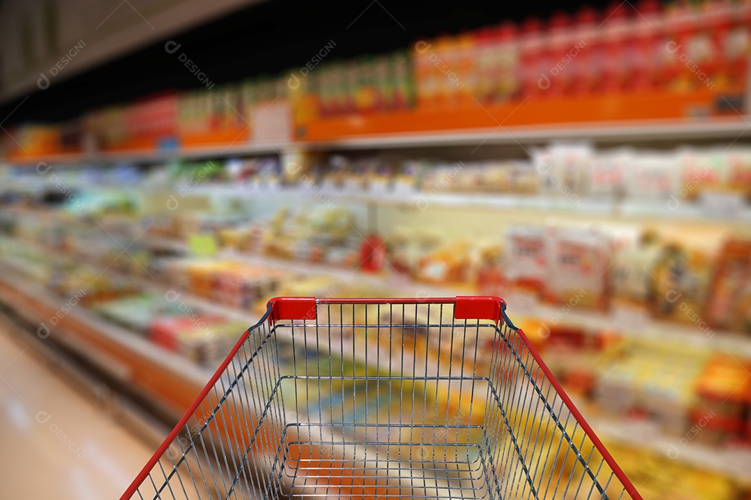 Carrinho nas compras no supermercado.