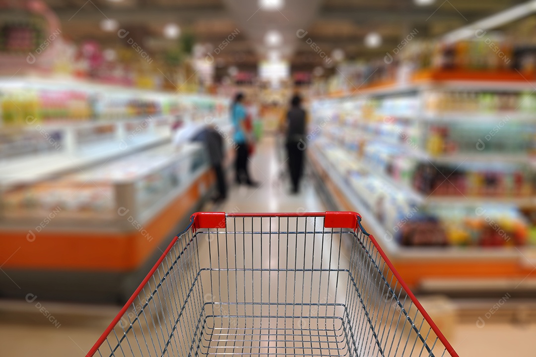 Carrinho nas compras no supermercado.