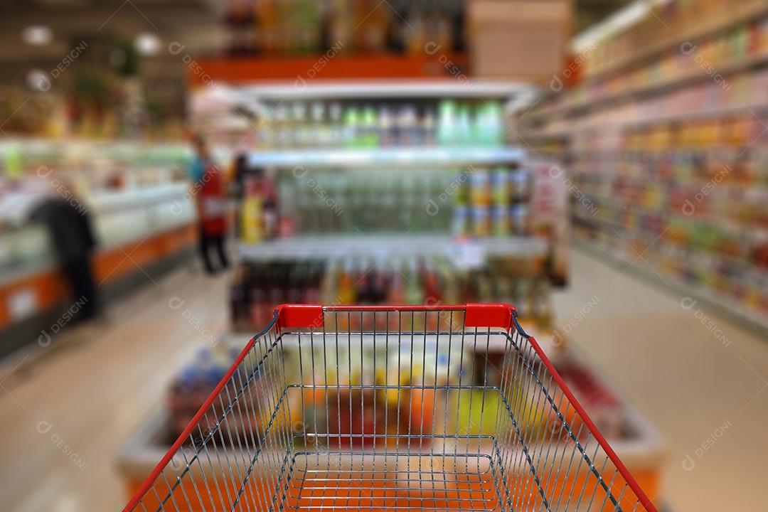 Carrinho nas compras no supermercado.