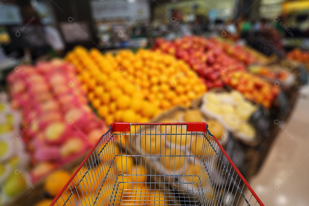 Carrinho nas compras no supermercado.