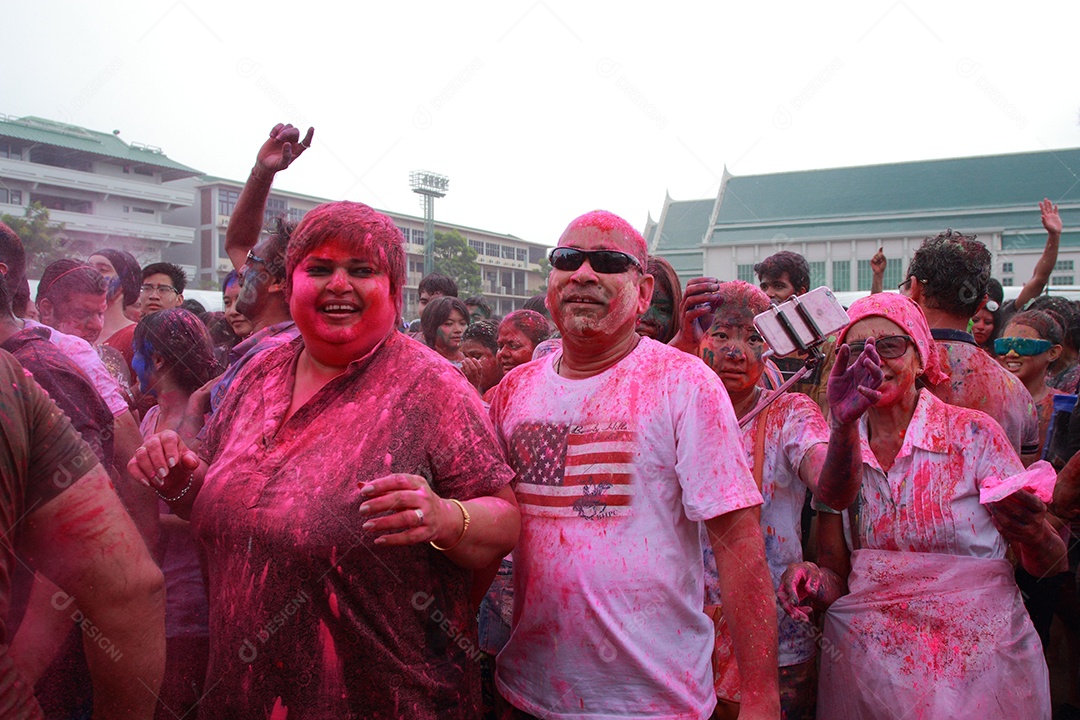 Pessoas sobre um evento festival
