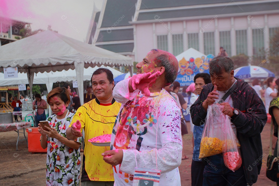 Pessoas sobre um evento festival