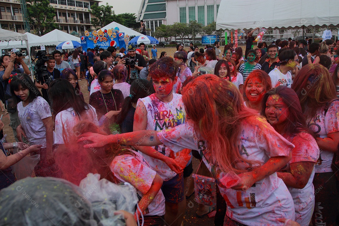Varias pessoas unidas em uma Festa das Cores