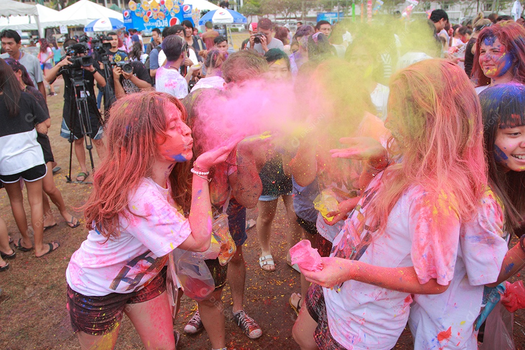 Varias pessoas unidas em uma Festa das Cores
