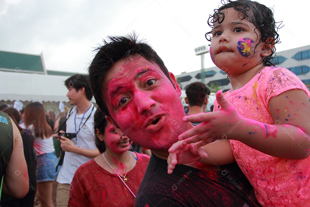 Varias pessoas unidas em uma Festa das Cores