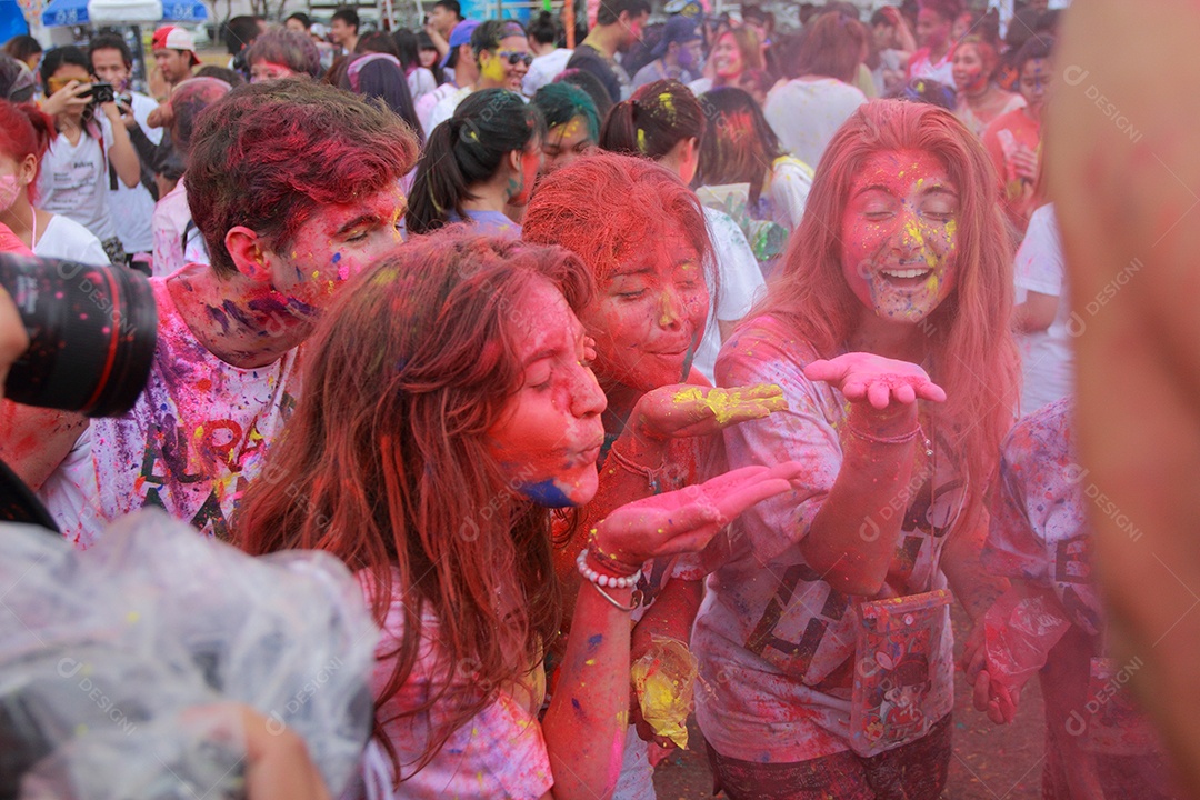 Varias pessoas unidas em uma Festa das Cores