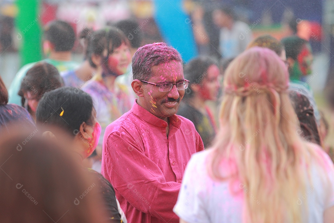 Varias pessoas unidas em uma Festa das Cores