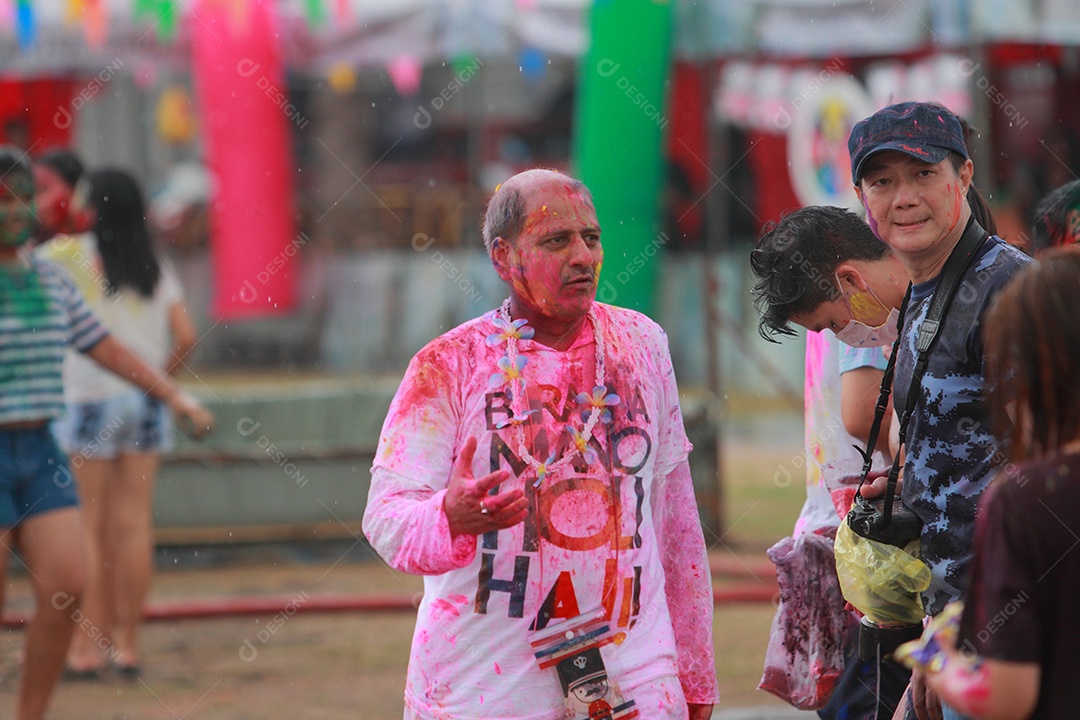 Varias pessoas unidas em uma Festa das Cores