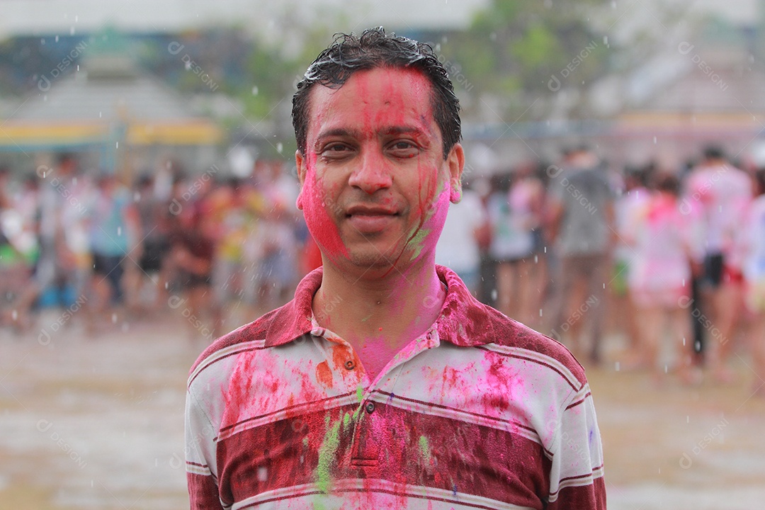 Varias pessoas unidas em uma Festa das Cores