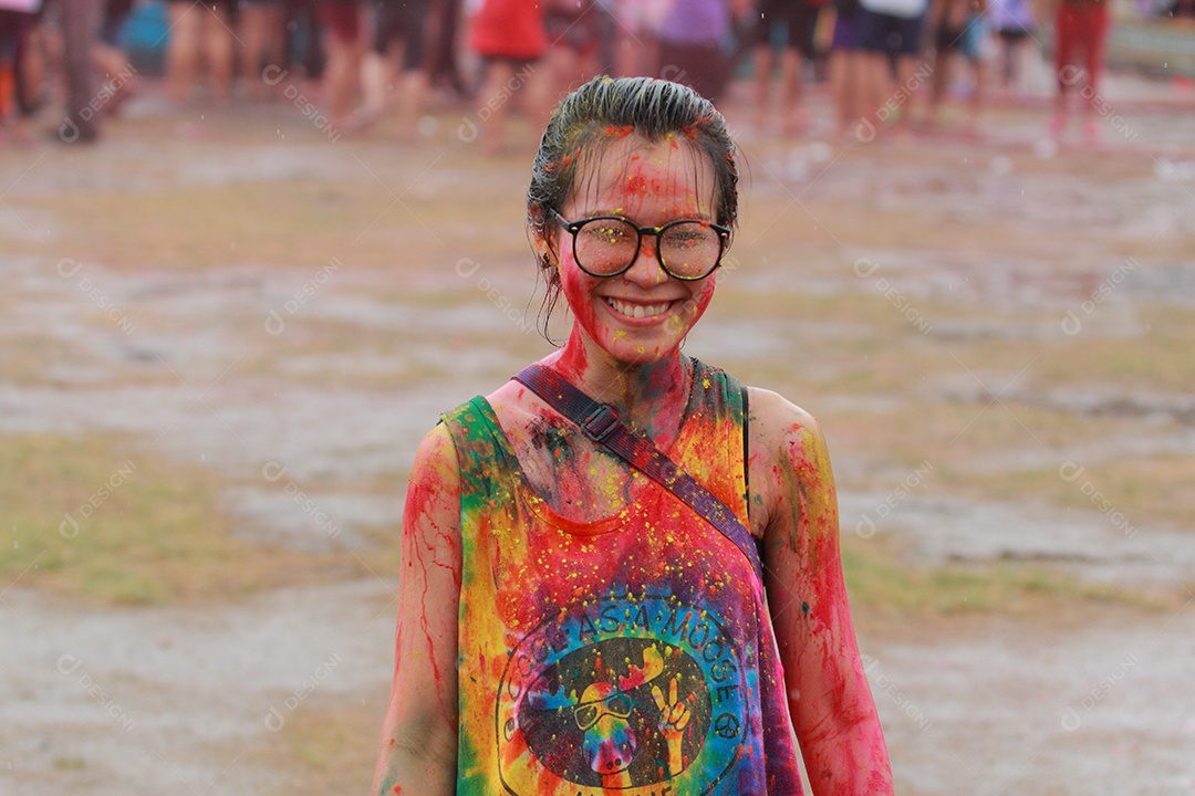Varias pessoas unidas em uma Festa das Cores