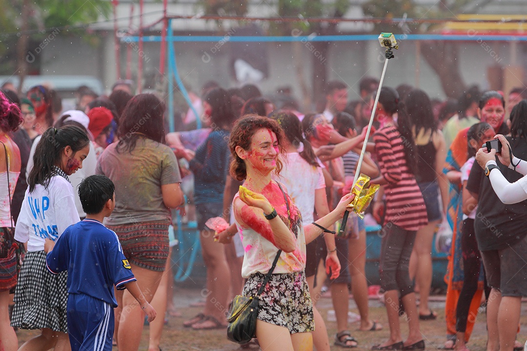Varias pessoas unidas em uma Festa das Cores