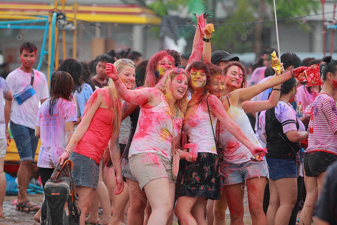 Varias pessoas unidas em uma Festa das Cores
