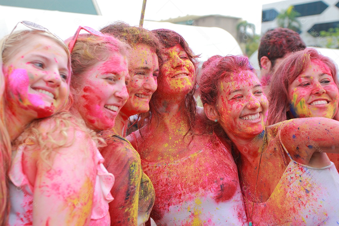 Varias pessoas unidas em uma Festa das Cores