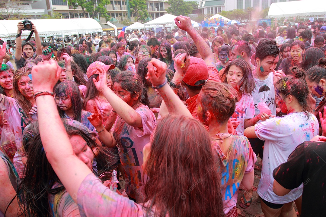 Varias pessoas unidas em uma Festa das Cores