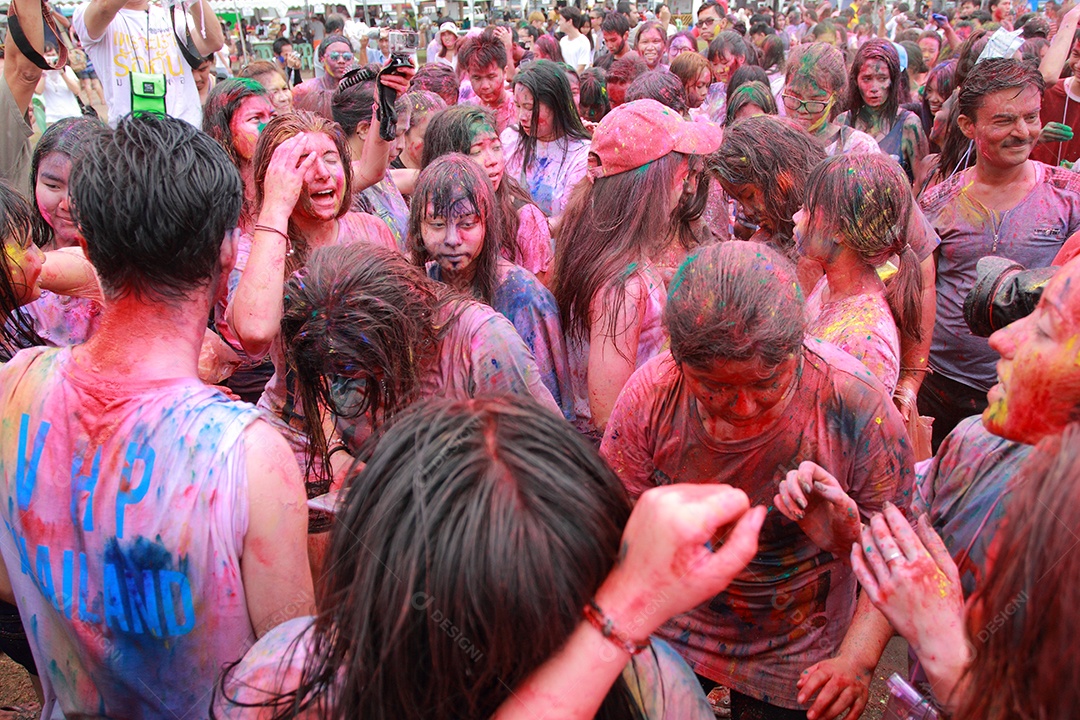 Varias pessoas unidas em uma Festa das Cores