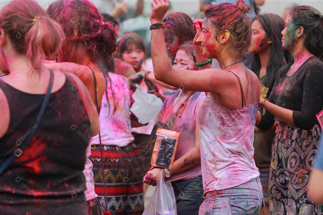 Varias pessoas unidas em uma Festa das Cores